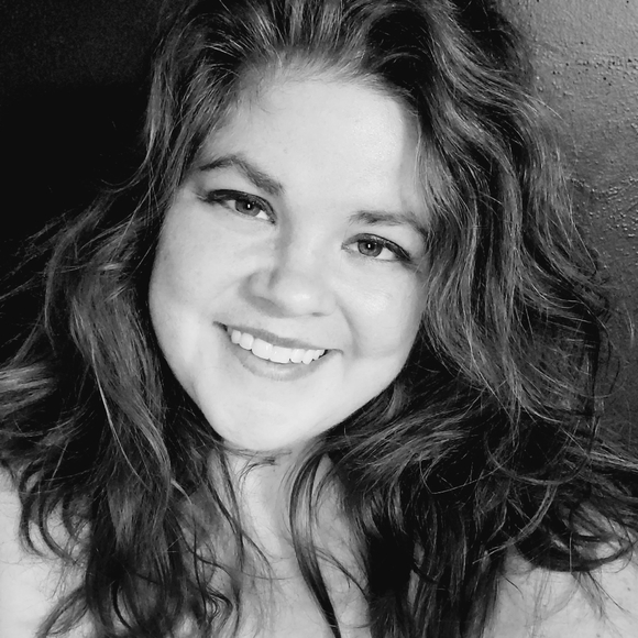 Meet your Posher, Kami - Picture 1 of 8